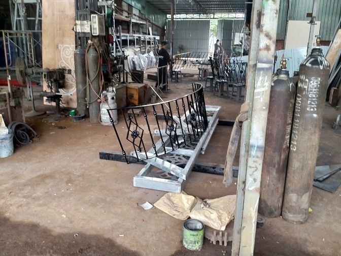 CẦN TUYỂN THỢ CỬA SẮT - Thợ chính - Thợ phụ - Thợ sơn