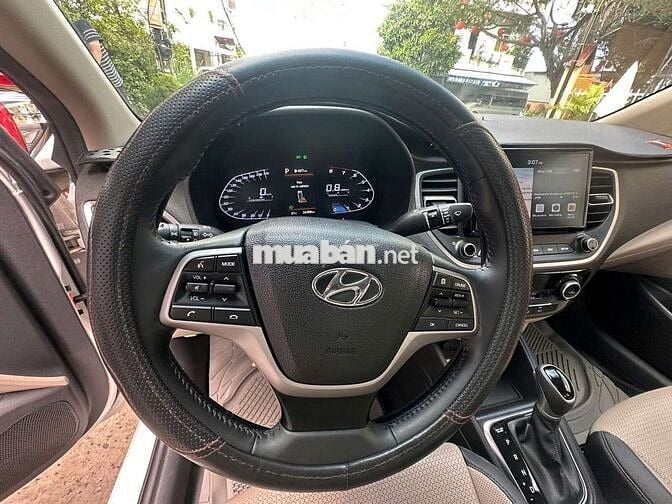 Hyundai Accent Trắng Số tự động