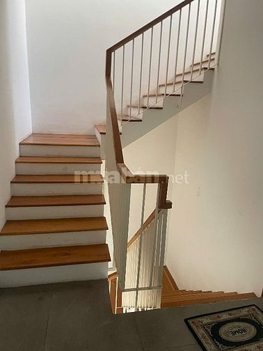 Nhà Gần Làng Đại Học B .Phuớc Kiển , Dt: 7x15 . 3 lầu . giá : 18tr/th