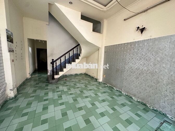 XE TẢI ĐỔ CỬA - NGAY LÊ VĂN KHƯƠNG- ĐỐI DIỆN NHÀ MÁY BIA TIGER- 2 TẦNG