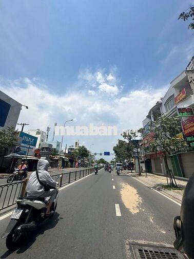 Bán nhà 4lau mặt tiền Phạm Hùng,quận 8,5.5x17m,thuê 40tr/th,KD tốt