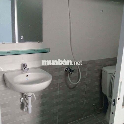 phòng 25m2 đối diện cổng chợ Hoàng Hoa Thám