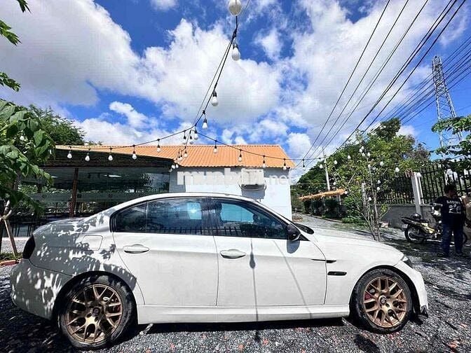 BMW 320i Trắng 5 chỗ