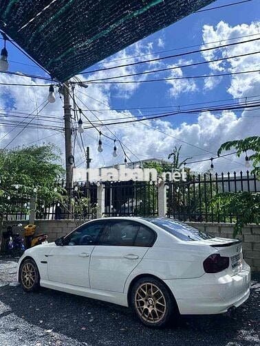 BMW 320i Trắng 5 chỗ
