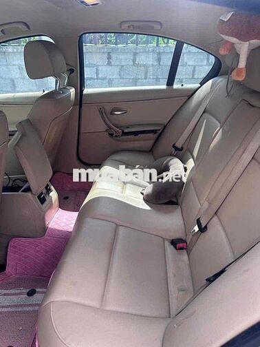 BMW 320i Trắng 5 chỗ