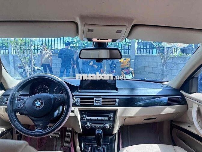 BMW 320i Trắng 5 chỗ