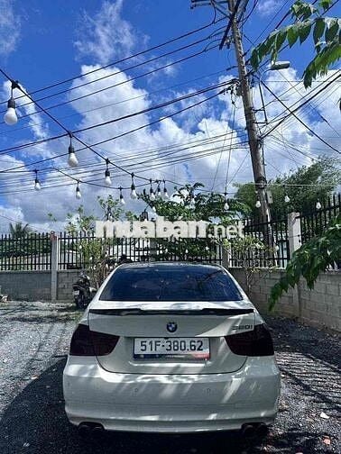 BMW 320i Trắng 5 chỗ