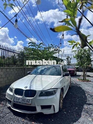 BMW 320i Trắng 5 chỗ
