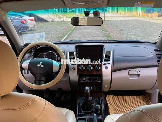 Mitsubishi Pajero Sport máy dầu 2 cầu