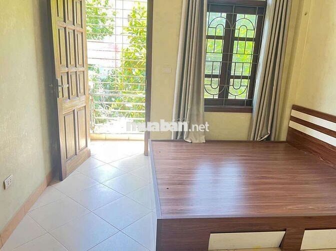 Nhà Nguyên Căn Giang Biên 3PN - Ô Tô Đỗ Cửa-Vỉa Hè Rộng-Chỉ 7 Triệu/Th