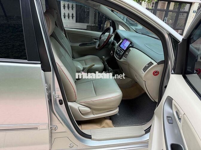 Toyota Innova 2.0 E 2015 Số sàn Bạc