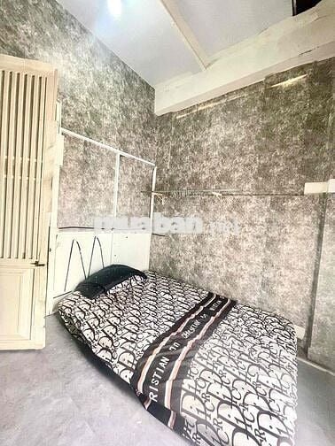 cho thuê phòng q1,có ban công,máy lạnh,tủ lạnh,nệm