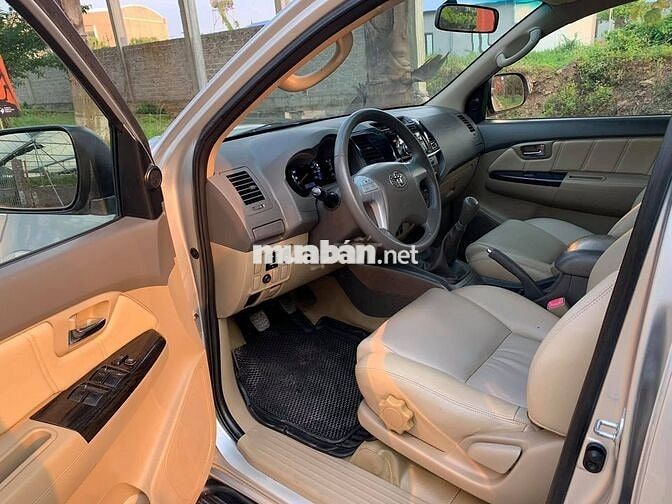 Bán Toyota Fortuner 2015 Số sàn Bạc 7 chỗ Ghế da
