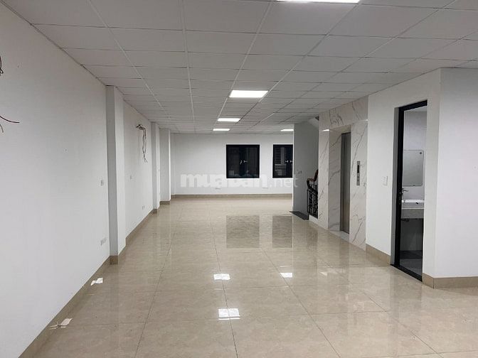 Cho thuê sàn tầng 3, diện tích 100m, 3 điều hoà, 1 toilet, có thang má