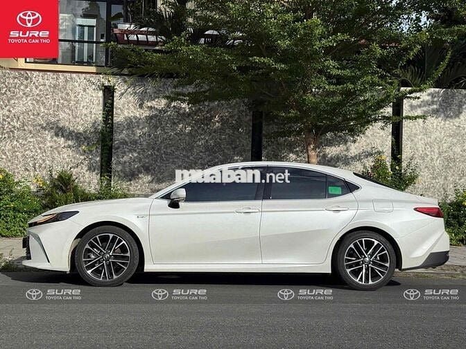 Toyota Camry 2.5 HEV TOP 2025 siêu lướt