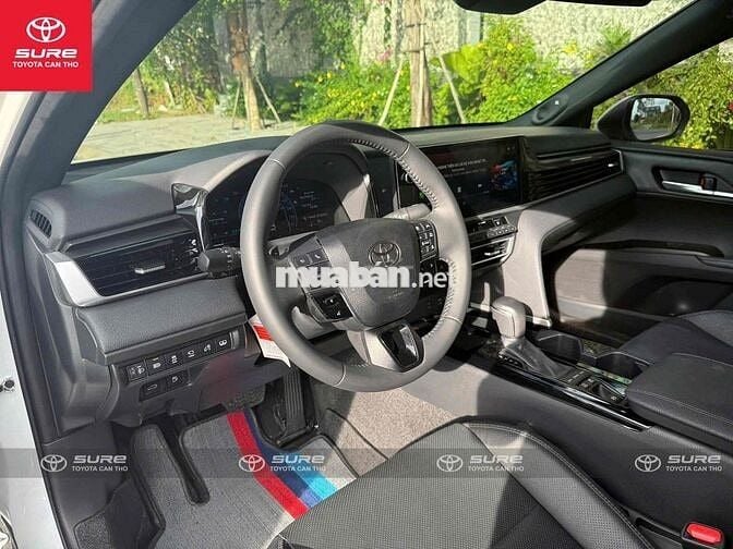 Toyota Camry 2.5 HEV TOP 2025 siêu lướt