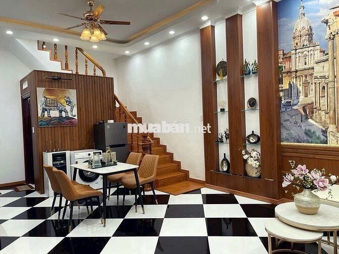 Nhà lầu full nội thất sát Vincom Hùng Vương