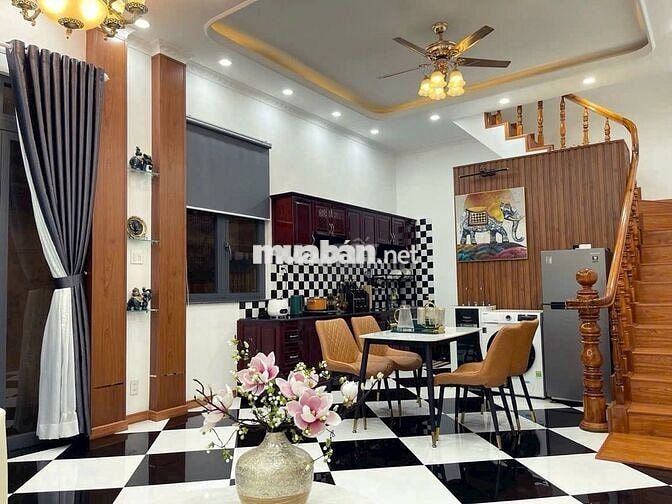 Nhà lầu full nội thất sát Vincom Hùng Vương