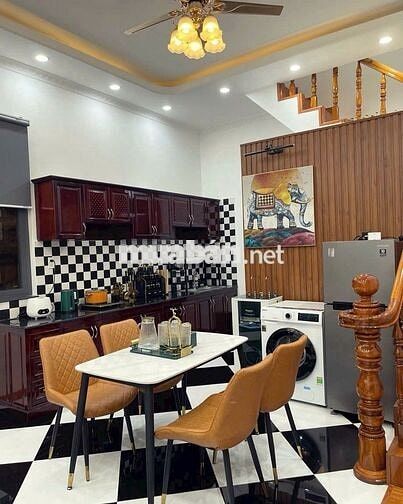 Nhà lầu full nội thất sát Vincom Hùng Vương