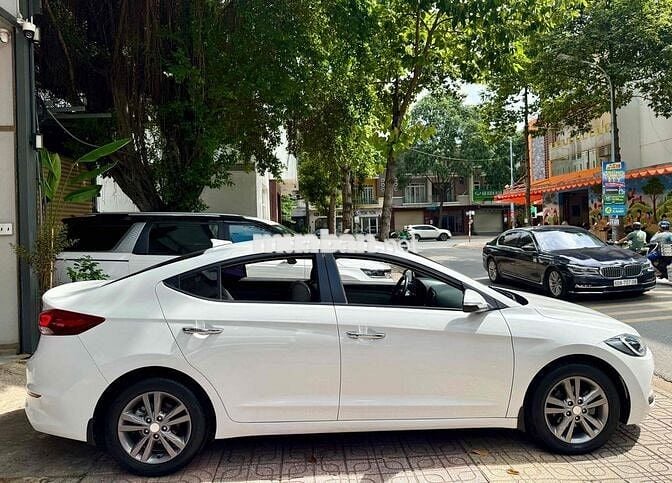 Hyundai Elantra 1.6AT 2017 Trắng Tự động