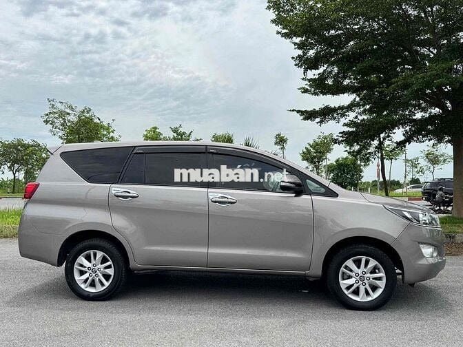 Toyota Innova 2018 Số sàn 8 chỗ Nâu