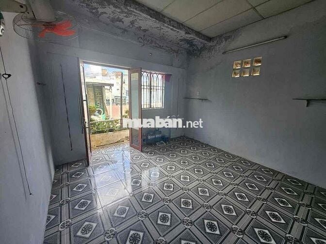 Tôn Đản, quận 04. Phòng ban công giá 2tr9. Lh ***