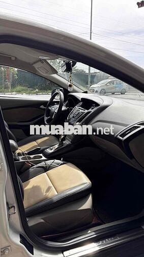 Ford Focus Trắng Tự động 5 chỗ