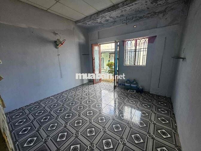 Tôn Đản, quận 04. Phòng ban công giá 2tr9. Lh ***
