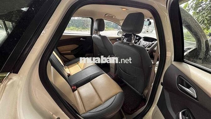 Ford Focus Trắng Tự động 5 chỗ