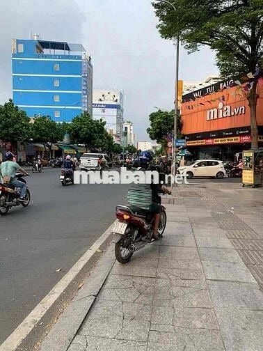 ngang 4m dài 21m mặt tiền đường lớn
