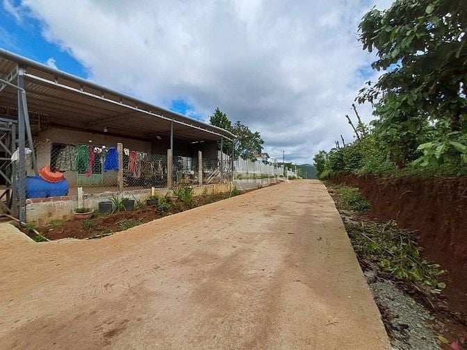 Đất 5000m2 đã tách 2 sổ, mặt tiền bê tông, dân cư đang ở 2 bên