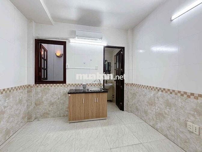 Phòng trọ giá rẻ gần Q5 ban công cửa sổ gần Đại Học Y Dược, ĐH Mở mới