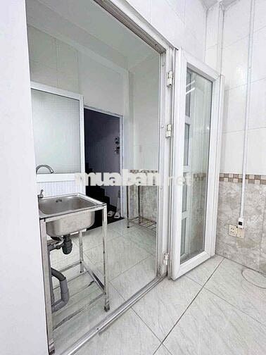 Phòng trọ giá rẻ gần Q5 ban công cửa sổ gần Đại Học Y Dược, ĐH Mở mới