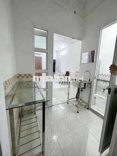 Phòng trọ giá rẻ gần Q5 ban công cửa sổ gần Đại Học Y Dược, ĐH Mở mới