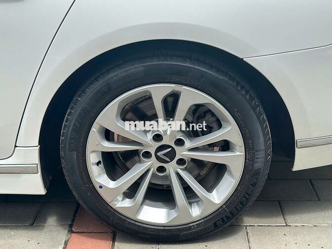 VinFast Lux A2.0 Plus 2022 Trắng 6.800 km