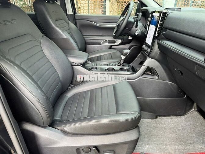 Ford Everest Sport 2024 2.0L 4x2 Đen 23.000 km