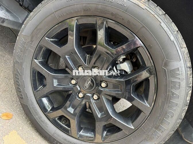 Ford Everest Sport 2024 2.0L 4x2 Đen 23.000 km