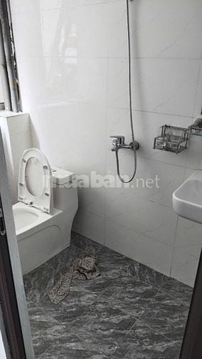 Cho thuê phòng 2n 1wc 45m2 tầng 3 mặt phố Đội Cấn, Ba Đình full đồ 5tr