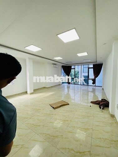 Tòa nhà phố Nguyễn Khang  70m2 xây 7 tầng lô góc thang máy thông sàn