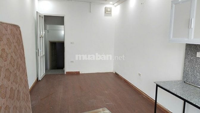 Cho thuê phòng 2n 1wc 45m2 tầng 3 mặt phố Đội Cấn, Ba Đình full đồ 5tr
