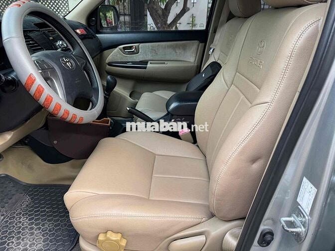 Toyota Fortuner Máy dầu 7 chỗ Bạc
