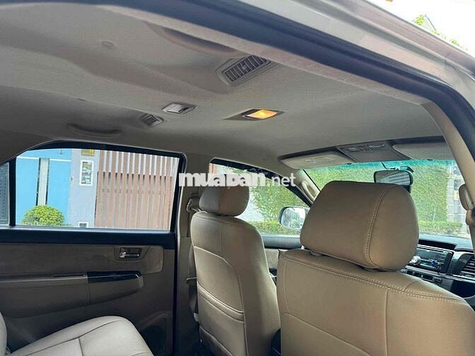 Toyota Fortuner Máy dầu 7 chỗ Bạc