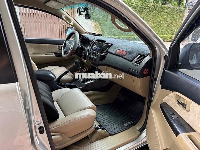Toyota Fortuner Máy dầu 7 chỗ Bạc