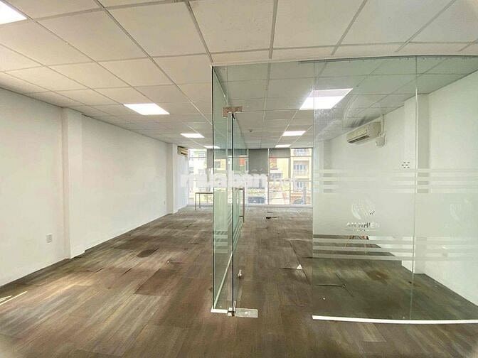 Cho thuê VP CMT8 Q3, 80m2, ngăn sẵn 3 phòng, có hỗ trợ bàn ghế