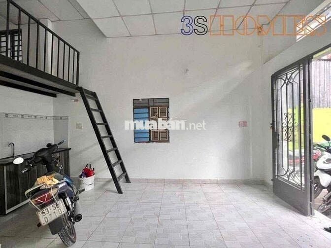 Kiot - hẻm rộng xe đông - có gác lửng
