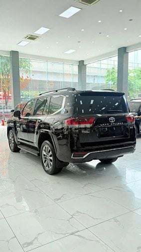 Bán Toyota Land Cruiser LC300 sản xuất 2023. xe cực mới.