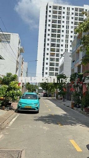 Cần Bán GầP Nhà khu vực 38ha Dương THi Guang DT 4,5 x18 .1  trệt 3lầu.