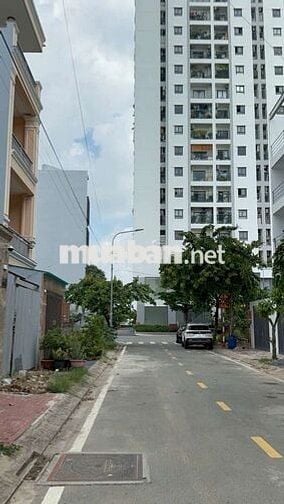 Cần Bán GầP Nhà khu vực 38ha Dương THi Guang DT 4,5 x18 .1  trệt 3lầu.