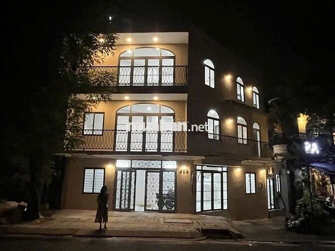 MẶT TIỀN HOÀNG SA , QUẬN 3 - 8x8m - 4 TẦNG - GIÁ 40 TRIỆU/THÁNG 