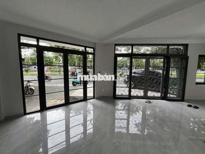 MẶT TIỀN HOÀNG SA , QUẬN 3 - 8x8m - 4 TẦNG - GIÁ 40 TRIỆU/THÁNG 